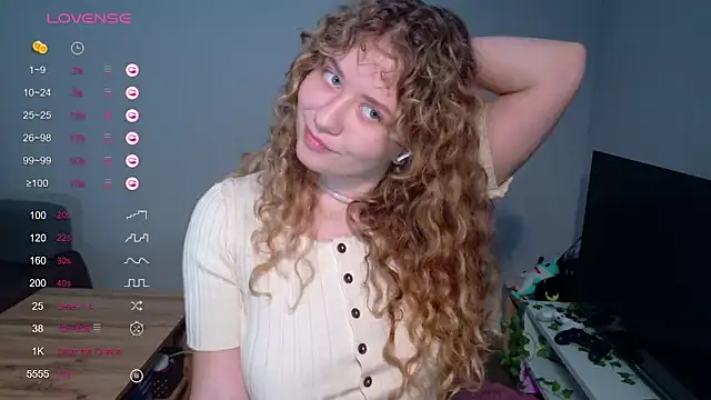 Snapshot of Milounee chatting on 06.06.26 Milounee online show from 06.06.26