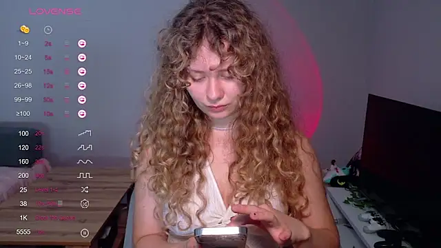 Snapshot of Milounee chatting on 06.14.26 Milounee online show from 06.14.26