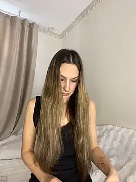 Snapshot of Alyxra chatting on 03.25.26 Alyxra online show from 03.25.26