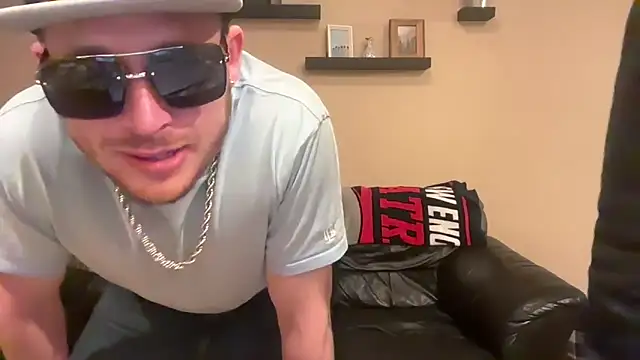 mr mrs glitter online show from 04.27.26