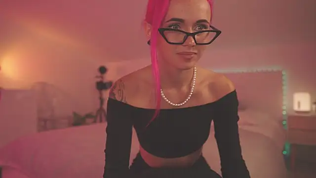 Snapshot of Sarah_Pink chatting on 12.01.24 Sarah Pink online show from 12.01.24