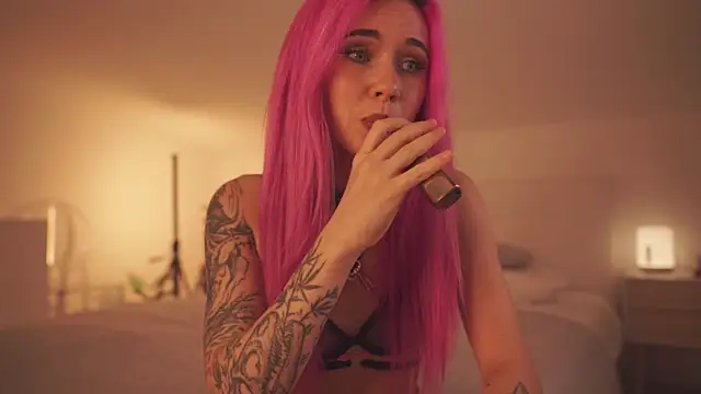 Snapshot of Sarah_Pink chatting on 02.08.25 Sarah Pink online show from 02.08.25