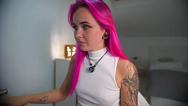 Snapshot of Sarah_Pink chatting on 09.27.25 Sarah Pink online show from 09.27.25