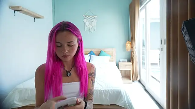 Snapshot of Sarah_Pink chatting on 10.06.25 Sarah Pink online show from 10.06.25