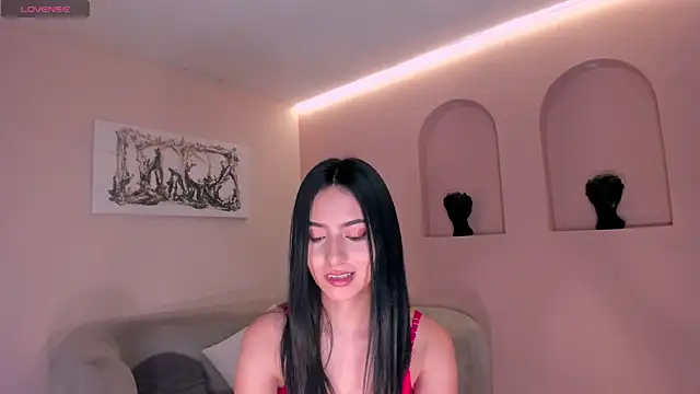 Snapshot of LucieMartin chatting on 04.08.26 LucieMartin online show from 04.08.26