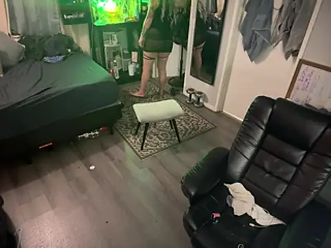 Alicethickpeach online show from 06.25.26