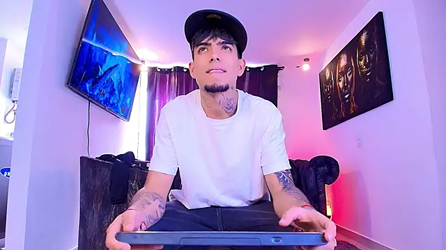 Snapshot of miguel_aguirre_ chatting on 02.02.26 miguel aguirre online show from 02.02.26