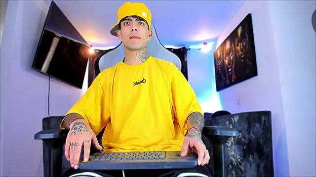 Snapshot of miguel_aguirre_ chatting on 02.21.26 miguel aguirre online show from 02.21.26