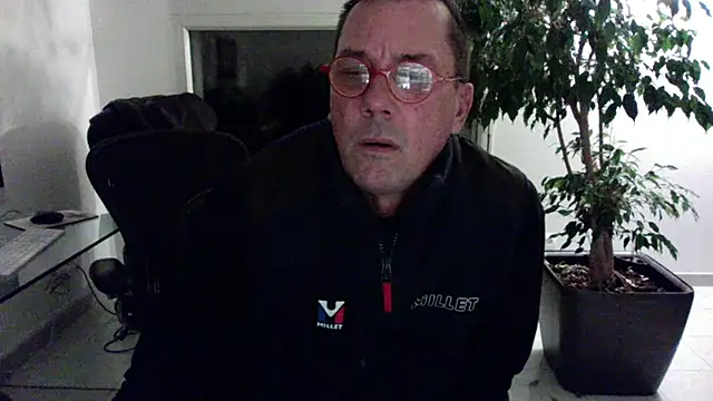Snapshot of erw4n38 chatting on 02.04.26 erw4n38 online show from 02.04.26