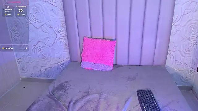 Snapshot of Lya_dubois_ chatting on 04.13.26 Lya dubois online show from 04.13.26