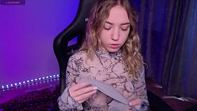 Snapshot of alice_charm_ chatting on 02.23.26 alice charm online show from 02.23.26