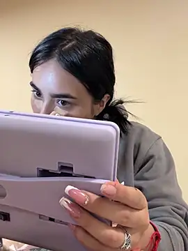 Sara Fernandez  online show from 03.25.26