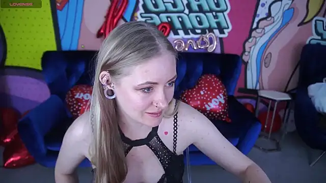 Snapshot of DramaQuenns chatting on 02.14.26 DramaQuenns online show from 02.14.26