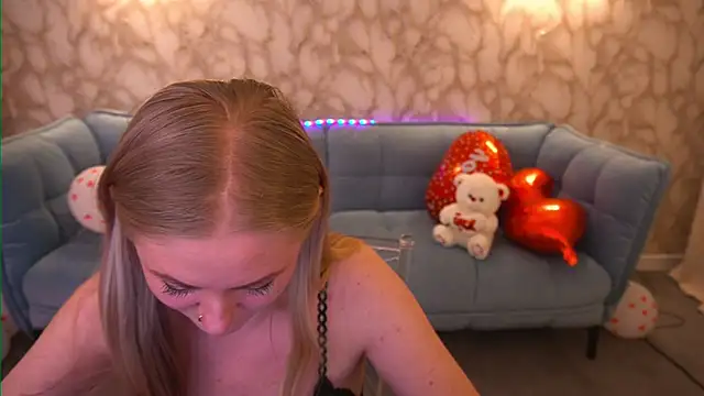 Snapshot of DramaQuenns chatting on 02.15.26 DramaQuenns online show from 02.15.26