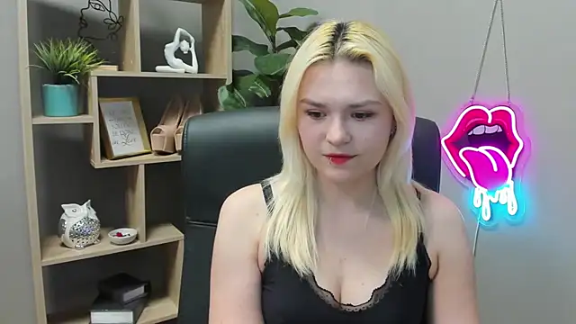 Snapshot of SweetLilyxo chatting on 04.17.26 SweetLilyxo online show from 04.17.26
