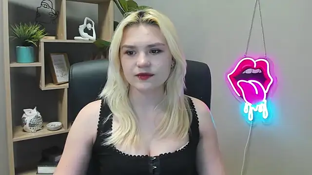 Snapshot of SweetLilyxo chatting on 04.22.26 SweetLilyxo online show from 04.22.26