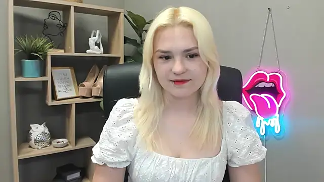 Snapshot of SweetLilyxo chatting on 05.13.26 SweetLilyxo online show from 05.13.26