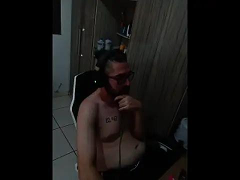 Snapshot of Redlovecouple chatting on 02.13.26 Redlovecouple online show from 02.13.26