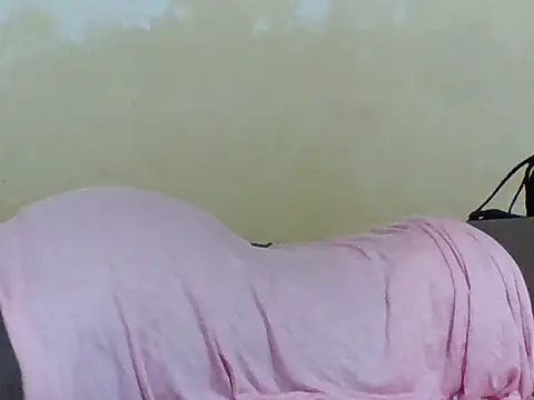 Snapshot of petitelavishey chatting on 03.18.26 petitelavishey online show from 03.18.26