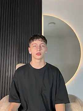 Snapshot of ARON_LUXX chatting on 02.19.26 ARON LUXX online show from 02.19.26