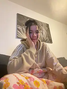 Snapshot of zoeelovee chatting on 02.22.26 zoeelovee online show from 02.22.26