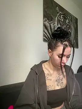 Snapshot of zoeelovee chatting on 02.25.26 zoeelovee online show from 02.25.26