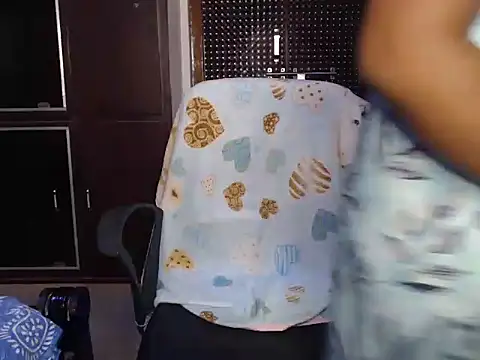Snapshot of VixenNandhu chatting on 04.18.26 VixenNandhu online show from 04.18.26