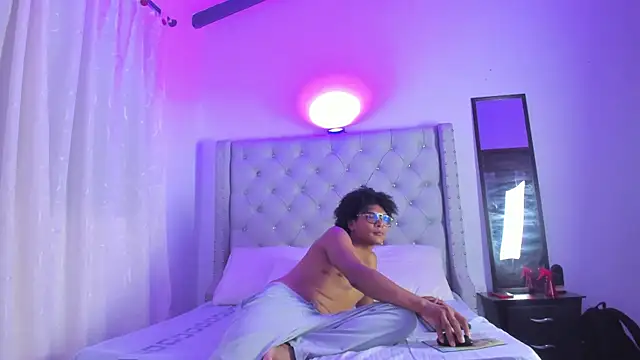 Snapshot of LatinoDark chatting on 02.11.26 LatinoDark online show from 02.11.26