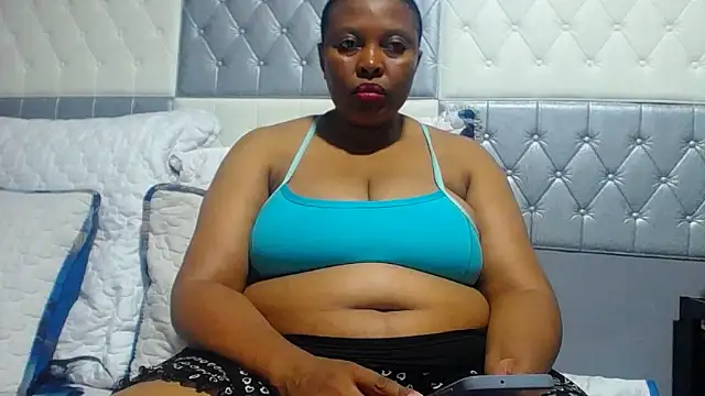 Snapshot of SEXYBUSTYEBONYXX chatting on 04.19.26 SEXYBUSTYEBONYXX online show from 04.19.26