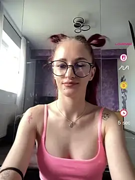 Snapshot of Roxyfoxyyy chatting on 05.21.26 Roxyfoxyyy online show from 05.21.26