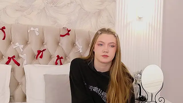 Snapshot of StacyHicks chatting on 02.13.26 StacyHicks online show from 02.13.26