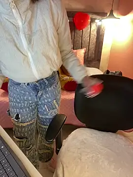 Snapshot of alahia_pink chatting on 02.13.26 alahia pink online show from 02.13.26