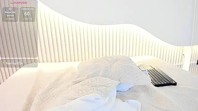 Snapshot of Kloe_skinny chatting on 04.15.26 Kloe skinny online show from 04.15.26