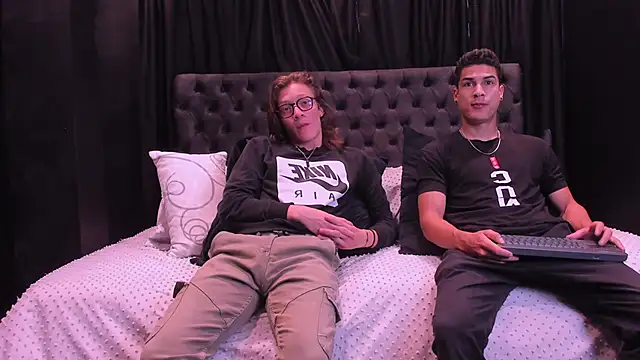 Snapshot of close_friends chatting on 03.21.26 close friends online show from 03.21.26