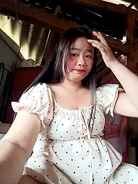 Snapshot of lisn-cute chatting on 04.22.26 lisn-cute online show from 04.22.26
