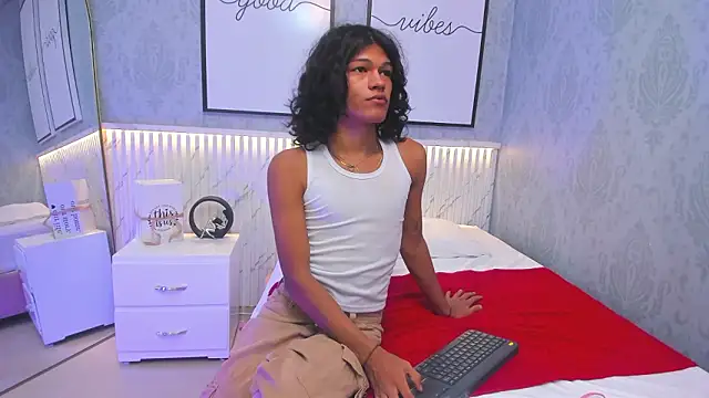 Snapshot of littlesweet18_ chatting on 02.12.26 littlesweet18 online show from 02.12.26