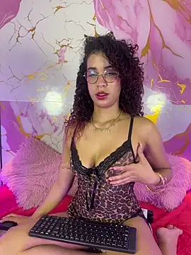 Snapshot of Woo_isDaphne chatting on 04.05.26 Woo isDaphne online show from 04.05.26