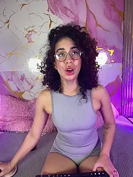 Snapshot of Woo_isDaphne chatting on 04.13.26 Woo isDaphne online show from 04.13.26