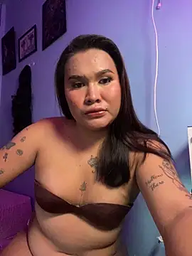 Snapshot of hollynicole chatting on 06.18.26 hollynicole online show from 06.18.26