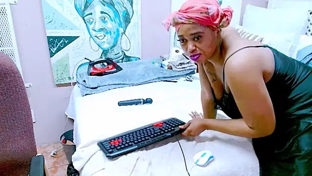 Snapshot of TyraHotxxx chatting on 05.11.26 TyraHotxxx online show from 05.11.26