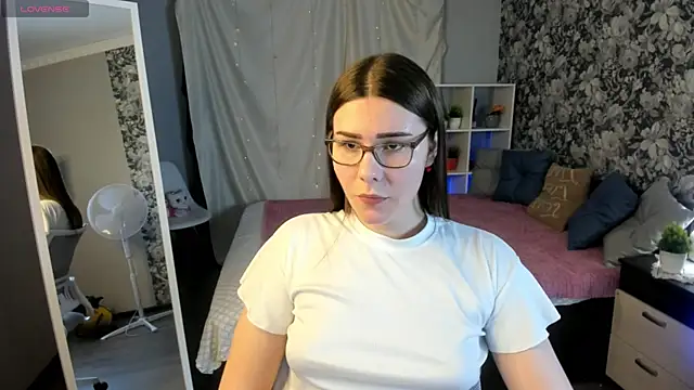 Snapshot of Coraline_kitty chatting on 05.03.26 Coraline kitty online show from 05.03.26