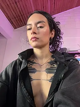 Snapshot of cristal_roberts chatting on 06.19.26 cristal roberts online show from 06.19.26