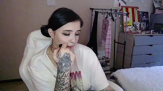 Snapshot of Rin_Tozier chatting on 07.15.26 Rin Tozier online show from 07.15.26