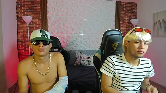 Snapshot of Top_and_bottom chatting on 02.12.26 Top and bottom online show from 02.12.26