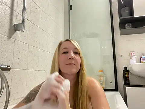 Snapshot of Ninimaus chatting on 02.16.26 Ninimaus online show from 02.16.26