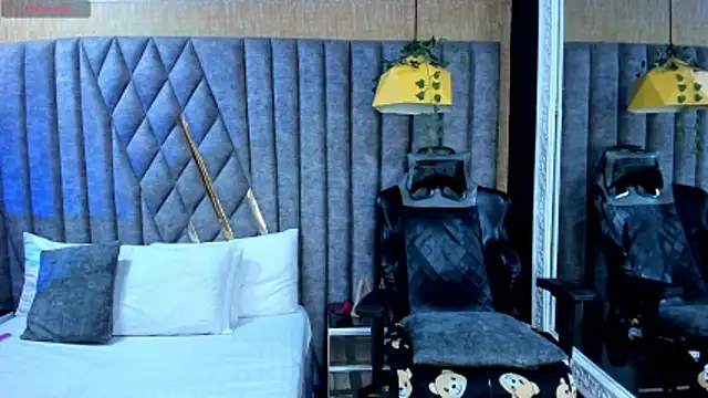 Snapshot of CloheBell chatting on 03.13.26 CloheBell online show from 03.13.26