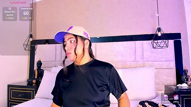 Snapshot of CloheBell chatting on 04.01.26 CloheBell online show from 04.01.26