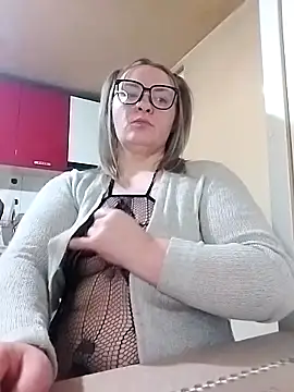 Snapshot of HotStepmommy4 chatting on 03.20.26 HotStepmommy4 online show from 03.20.26