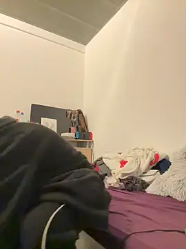 Milli-Kiss online show from 04.12.26