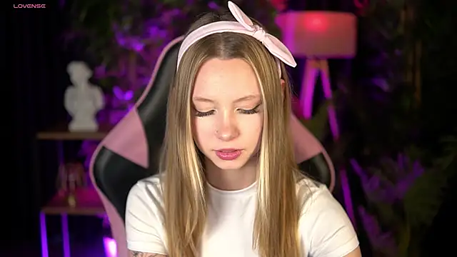 Snapshot of SweetDaisy_me chatting on 03.11.26 SweetDaisy me online show from 03.11.26